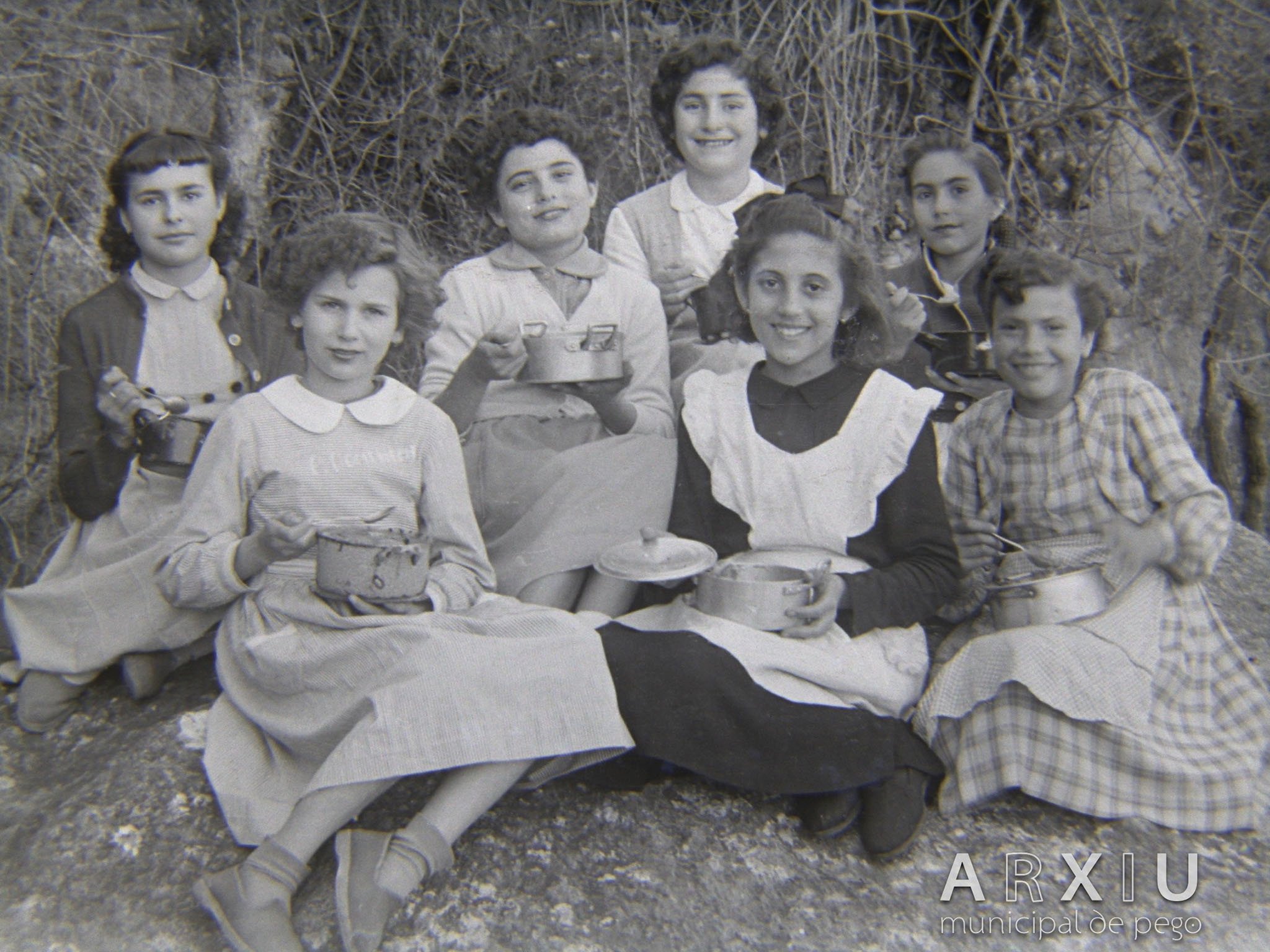 Niñas con sus cazuelas de crosta hacia 1955 – Arxiu Municipal de Pego