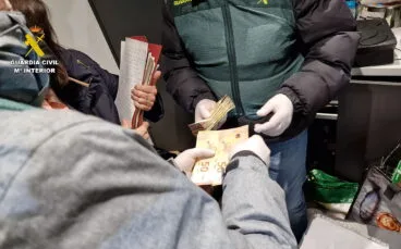 Parte del dinero descubierto por la Guardia Civil