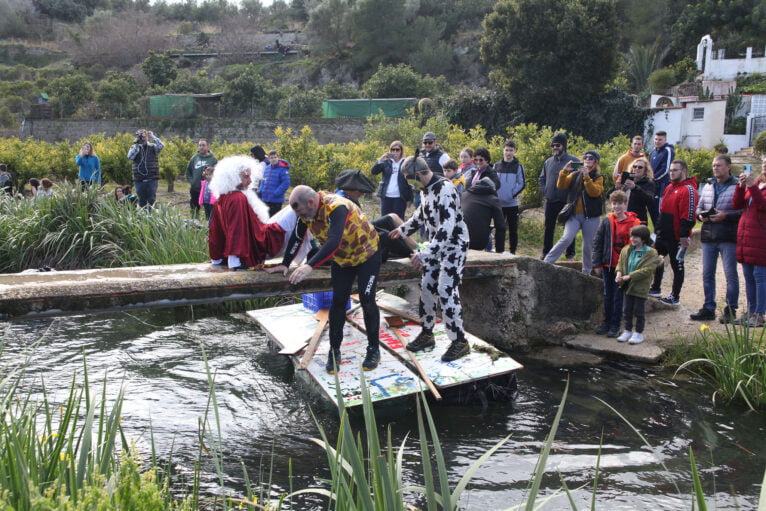 Participantes de la Baixà del riu Bullent de Pego en uno de los obstáculos de la competición