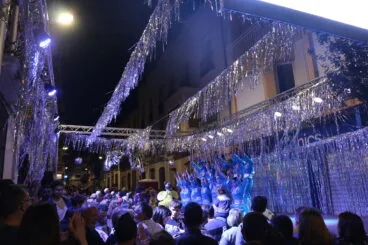 Durchgang durch eine Straße in Pego während des Festival d'Arts Escèniques 2022