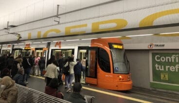 pasajeros entrando en un tren en la estacion lucero de alacant