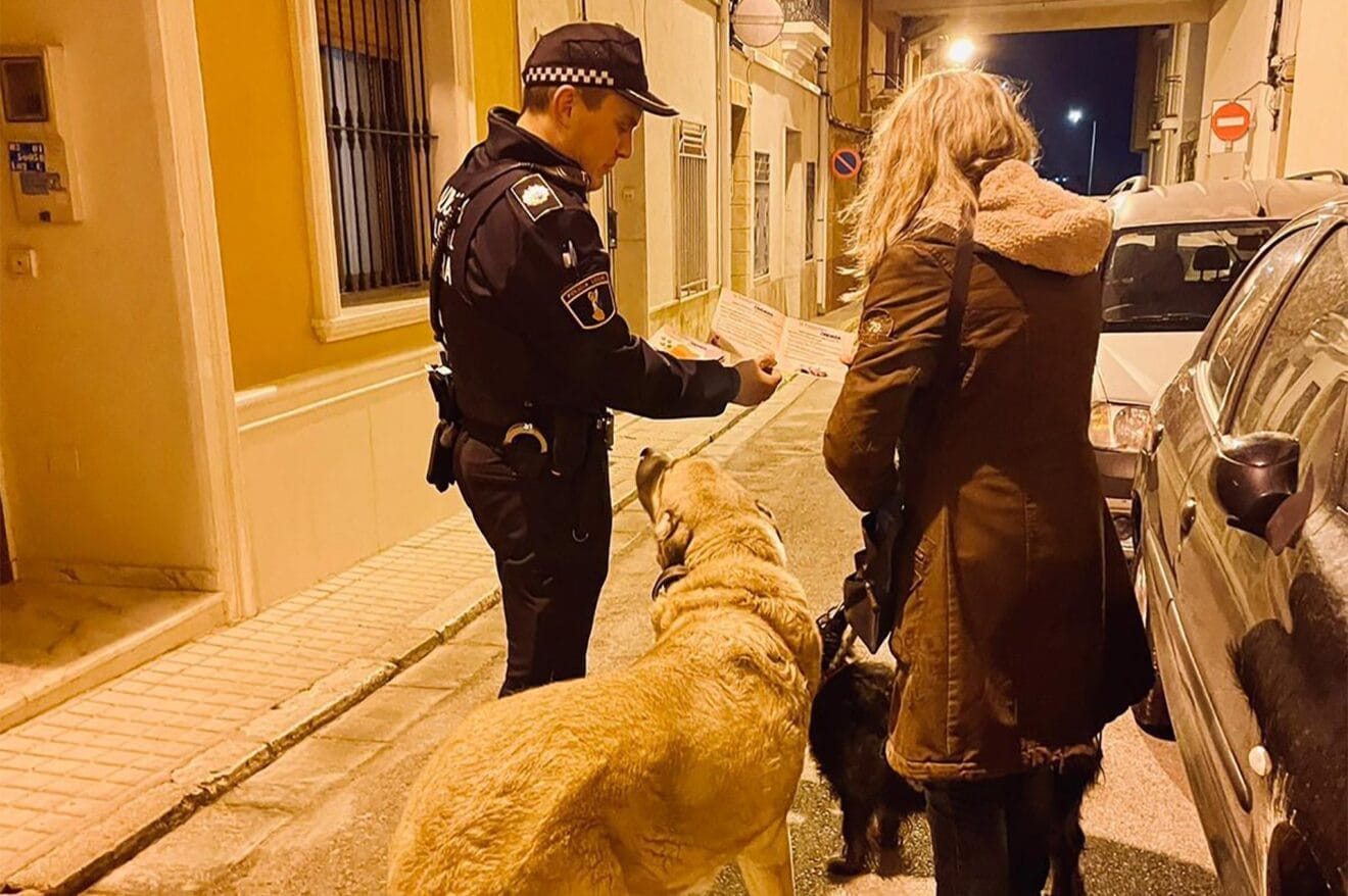 Policía de Ondara informando a la dueña de un perro