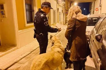 policia de ondara informando a la duencc83a de un perro