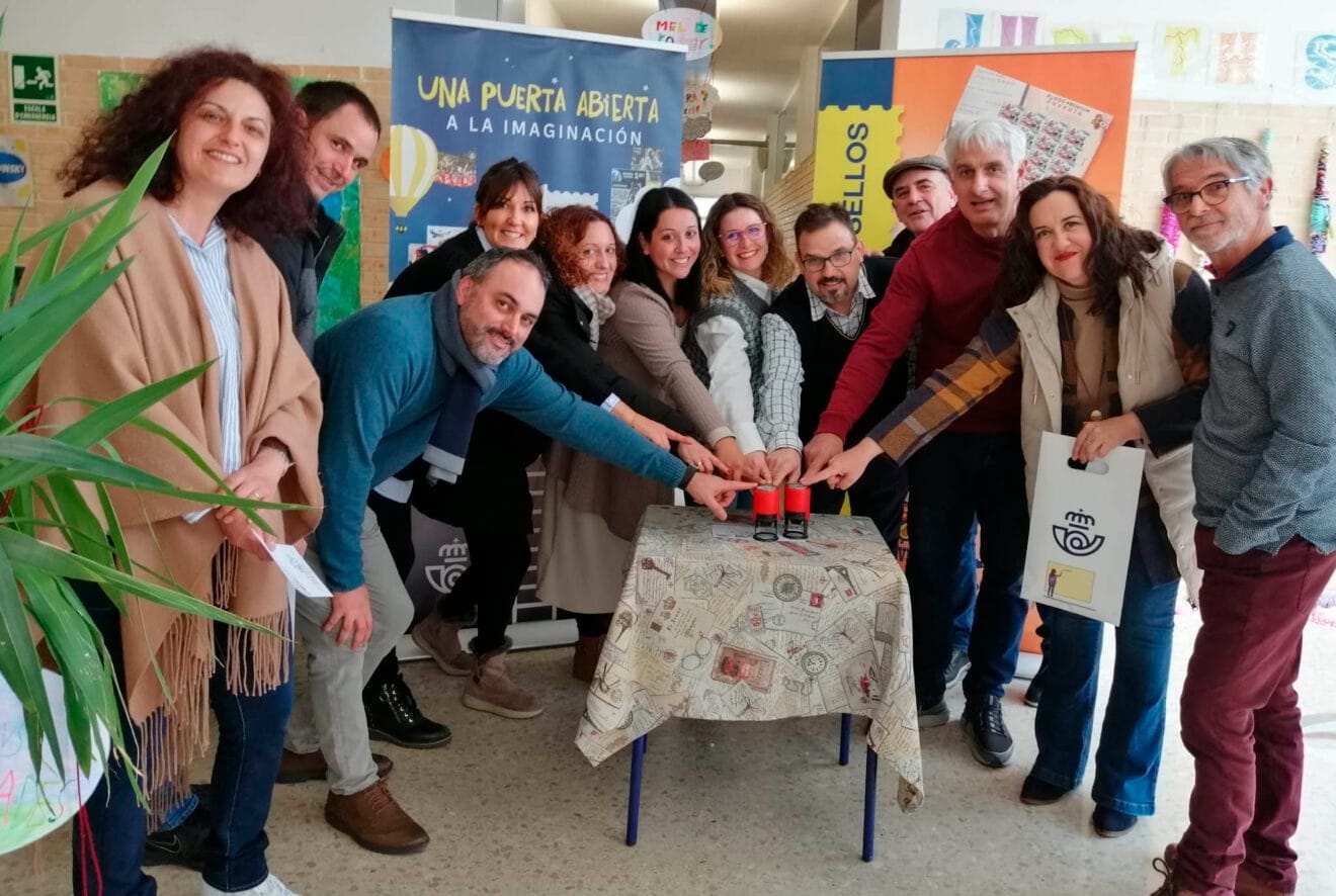 Representantes de la exposición en el CEIP Gabriel Miró de Calp