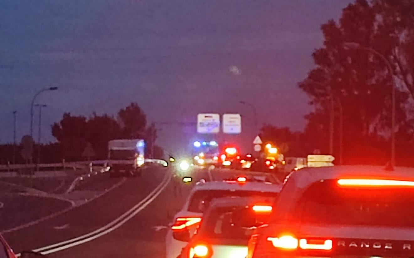 Retención de vehículos en la salida de la autopista en Ondara dirección a Dénia