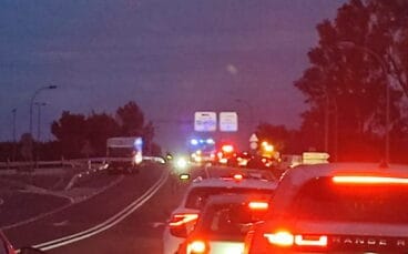 Retención de vehículos en la salida de la autopista en Ondara dirección a Dénia