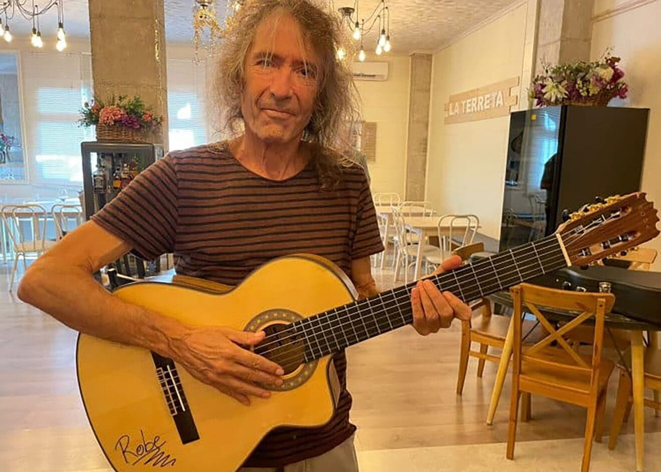 Robe Iniesta con la réplica de la guitarra que será sorteada