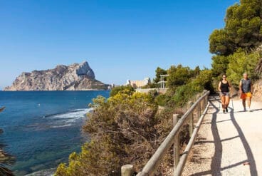 Тропа Калалага-де-Кальп с характерной синей тропой 2023 г.