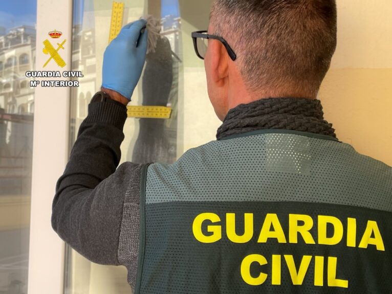 La Guardia Civil toma muestras del atraco