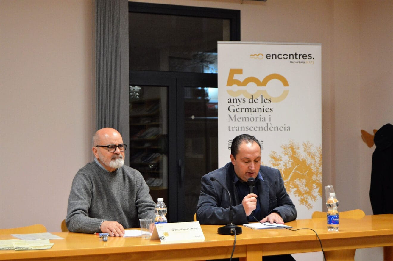 Toni González Picornell presentando al profesor de la UV Rafael Narbona