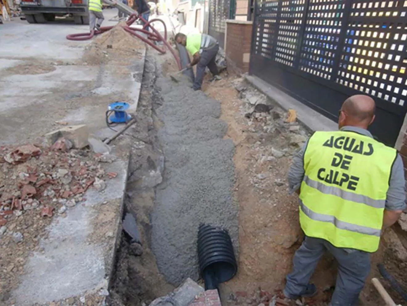 Trabajador de Aguas de Calpe en una obra