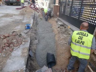Trabajador de Aguas de Calpe en una obra