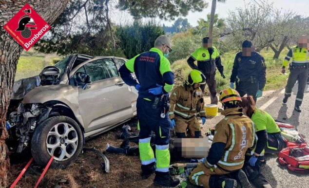 Imagen: Un vehículo choca contra un árbol en Benissa