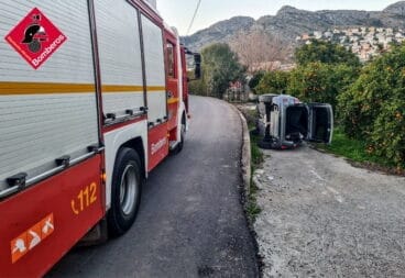 vehiculo volcado en beniarbeig