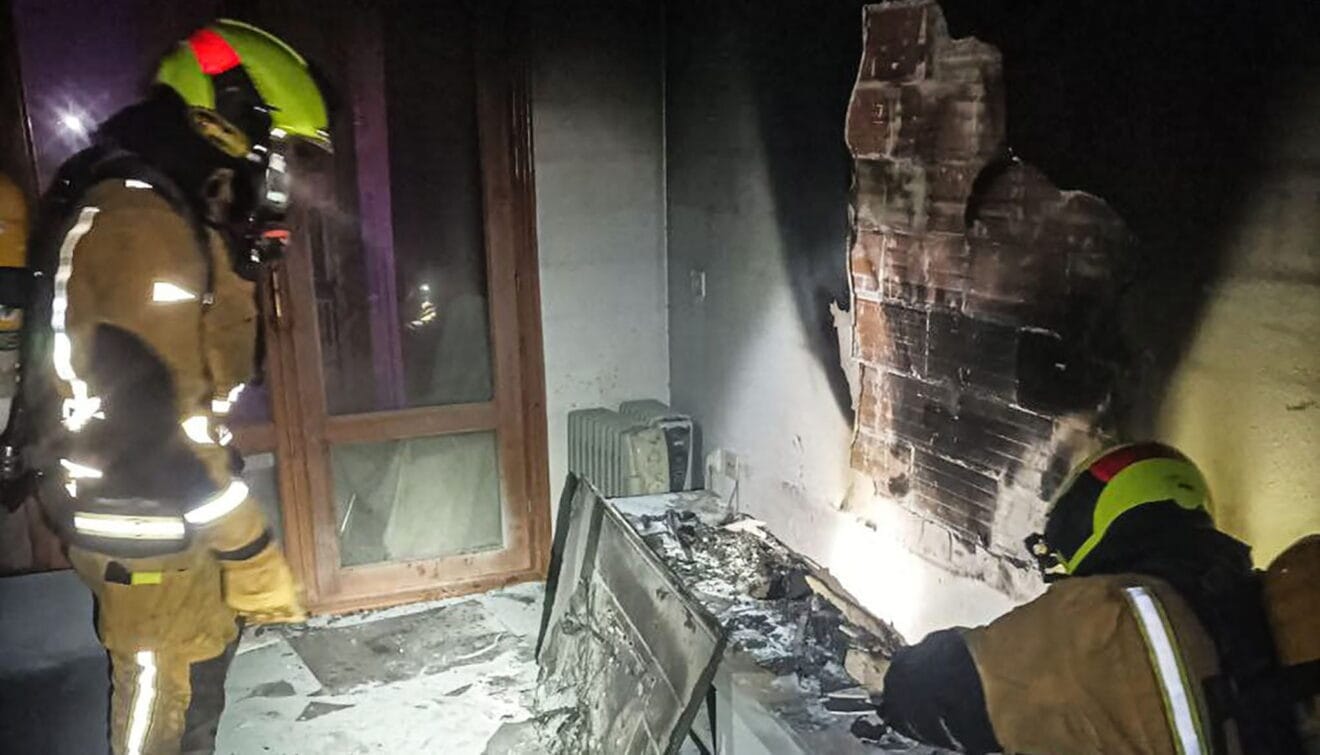 Actuación de los bomberos dentro del piso