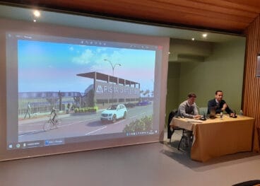El alcalde de Benissa, Arturo Poquet, y el concejal de Deportes, Adrián Cabrera, durante la presentación del proyecto de la pista