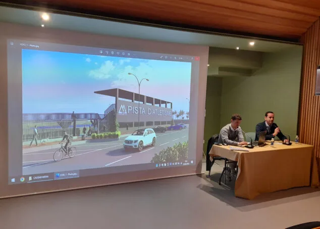 Benissa cumplirá otra demanda histórica: así será la futura pista de atletismo con pump track incluido 1 Imagen: El alcalde de Benissa, Arturo Poquet, y el concejal de Deportes, Adrián Cabrera, durante la presentación del proyecto de la pista