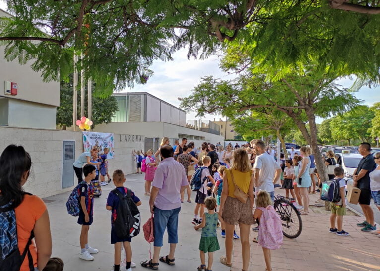 Alumnos en la entrada de un centro escolar de Xàbia