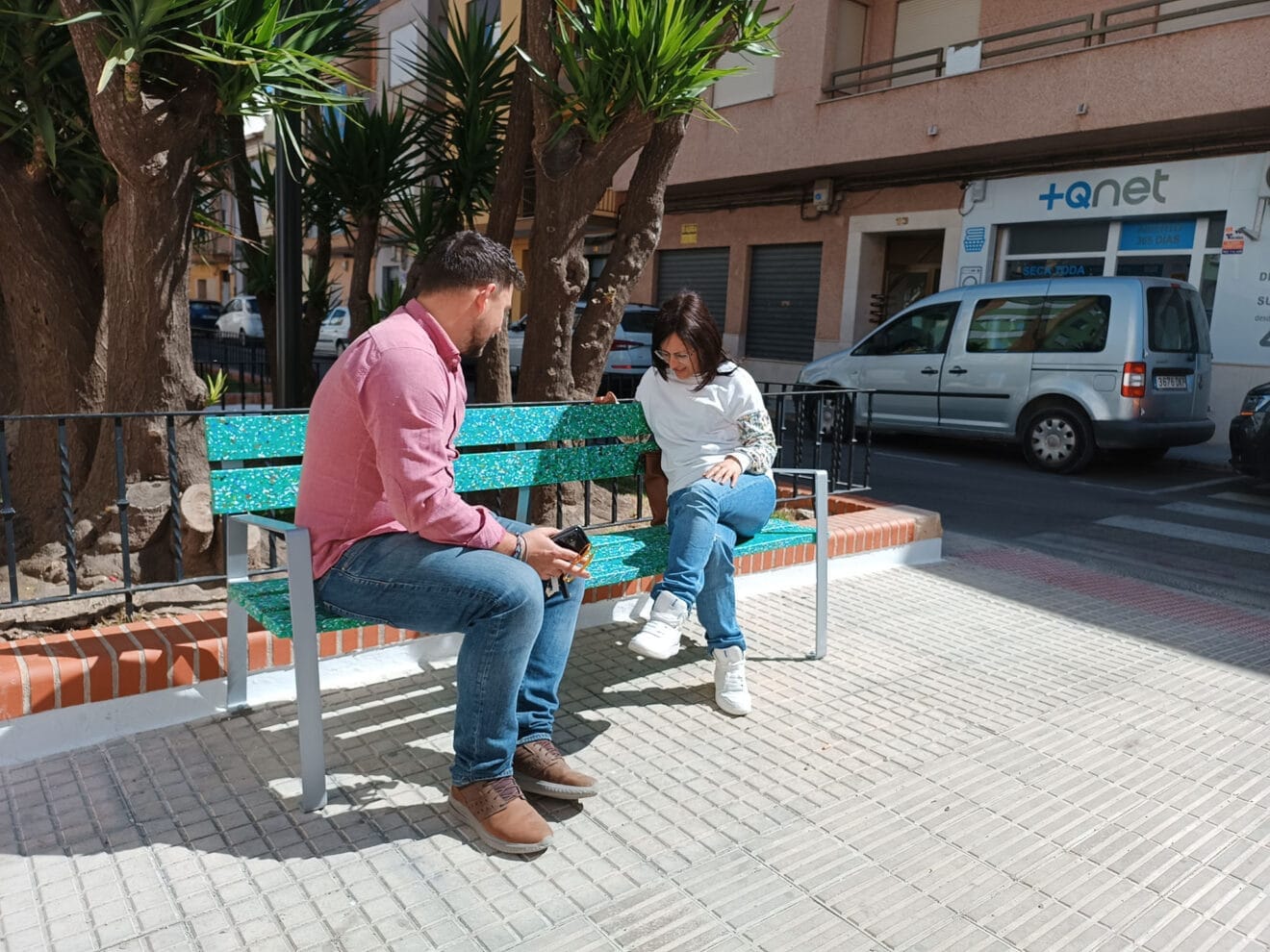 Banco reciclado junto a la font dels quatre xorros