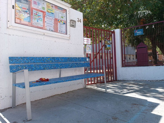 Imagen: Banco reciclado junto al colegio Rosalia Bondia