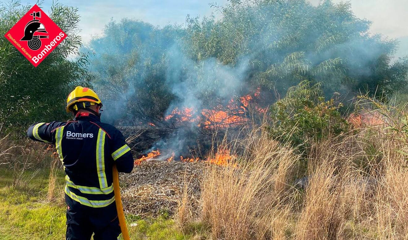 Bomberos apagando el incendio junto a la N-332