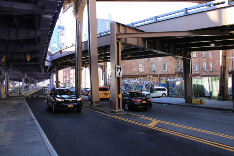Calle junto a Seaport bajo la autopista y el puente de Brooklyn donde se encontraba La Valenciana
