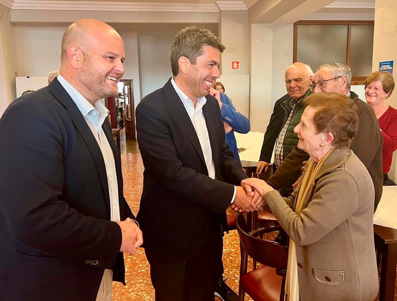 Carlos Mazón en su visita a las personas mayores de Teulada Moraira junto al alcalde Raúl Llobell