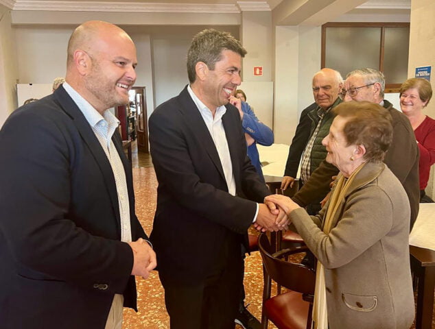 Imagen: Carlos Mazón en su visita a las personas mayores de Teulada Moraira junto al alcalde Raúl Llobell
