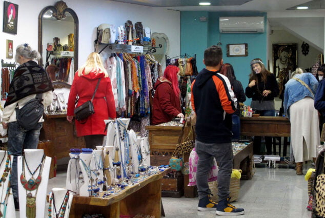 Imagen: Clientes de una tienda en Dénia