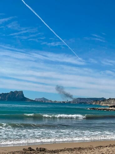 Columna de humo del incendio en Calp vista desde Moraira