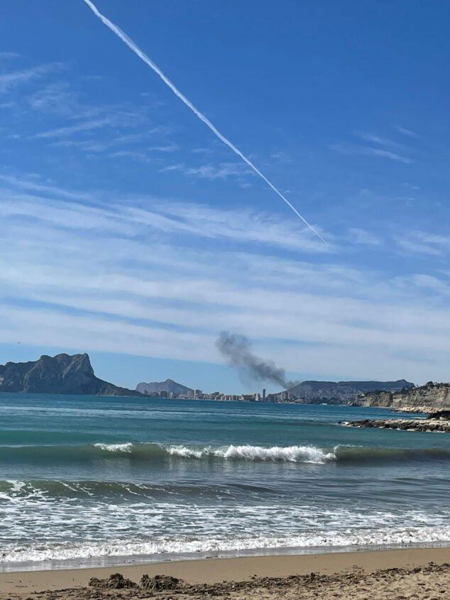 Imagen: Columna de humo del incendio en Calp vista desde Moraira