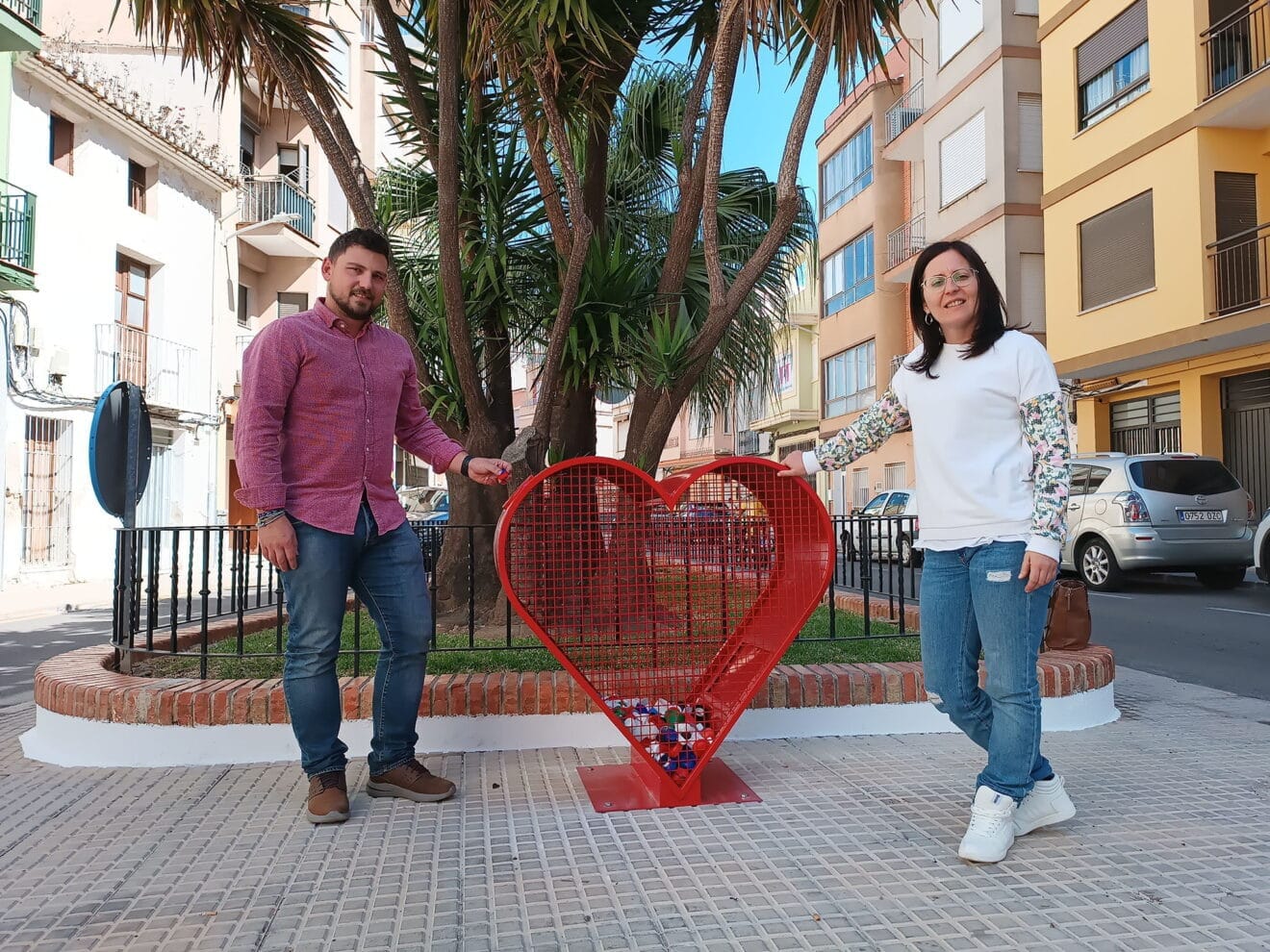 Corazón contenedor para tapones de plástico