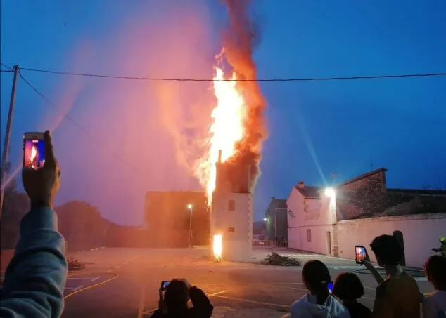La cremà de la falla de Pamis, que trata este año sobre la guerra de Ucrania, será la más madrugadora 1 Imagen: Cremà de la falla de Pamis 2022