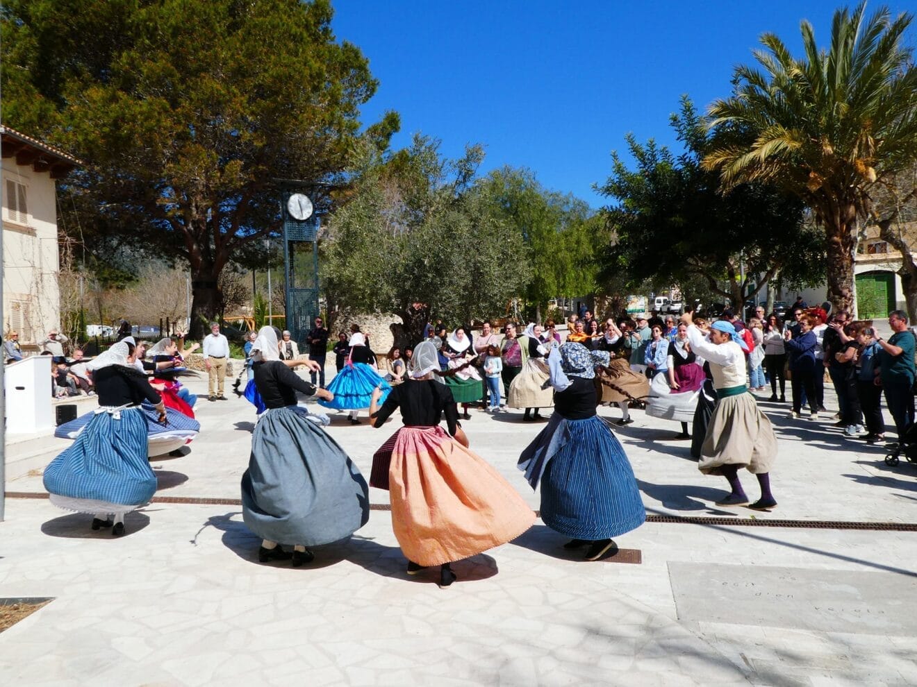 Danzas populares en Puigpunyent como anfitrión del encuentro con la Vall de Gallinera
