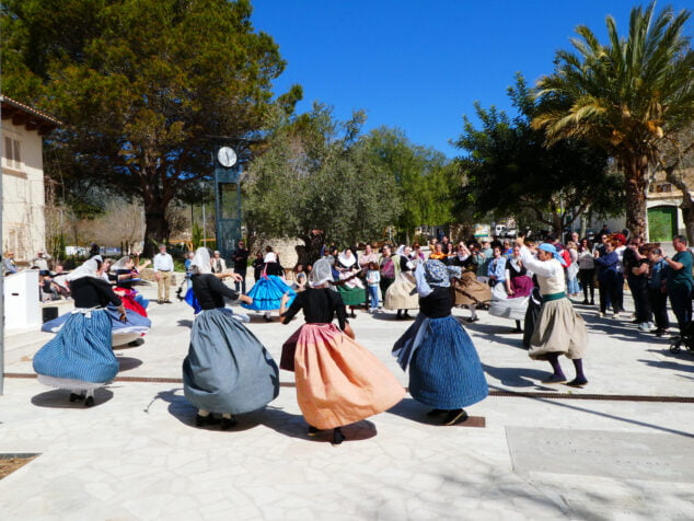 Imagen: Danzas populares en Puigpunyent como anfitrión del encuentro con la Vall de Gallinera