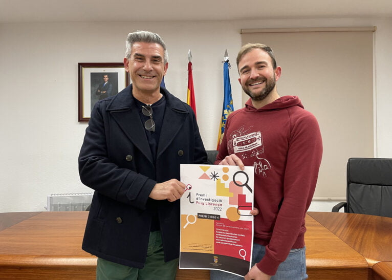 De winnaar van de Wilson Ferrús-prijs samen met de wethouder van Benitatxell Víctor Bisquert