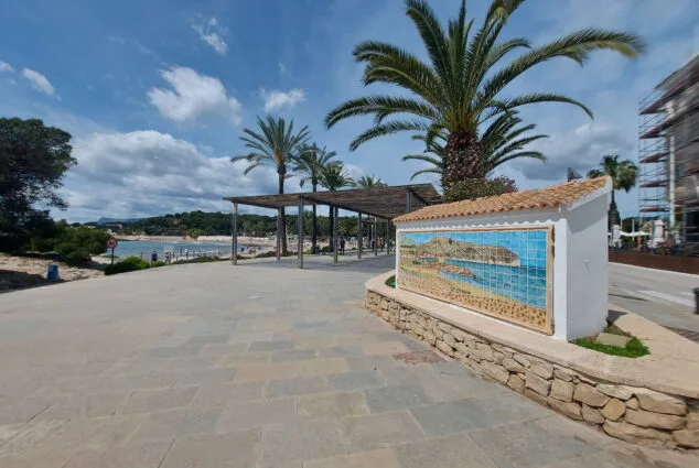 entrada a la playa de la ampolla de moraira