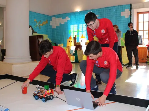 equipo gamma version mostrando en denia el trabajo realizado para la olimpiada mundial de robotica 2022