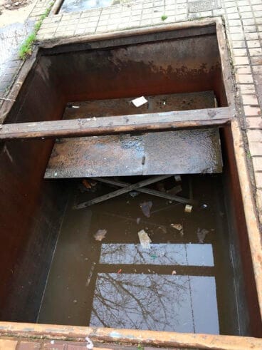 Estancamiento de agua en los contenedores subterráneos de Pamis