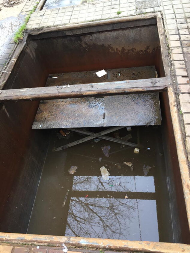 Imagen: Estancamiento de agua en los contenedores subterráneos de Pamis