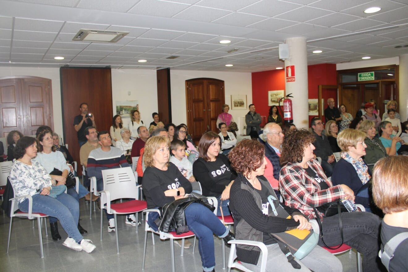 Público en la inauguración de la exposición de Rosa Gavilà