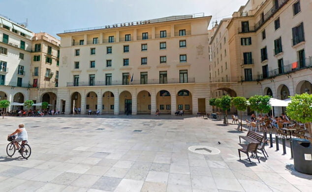 Imagen: Fachada del edificio de la Audiencia Provincial de Alicante (archivo)