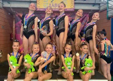 Gimnastas del Club Gimnasia Calpe en el concurso de Xàbia