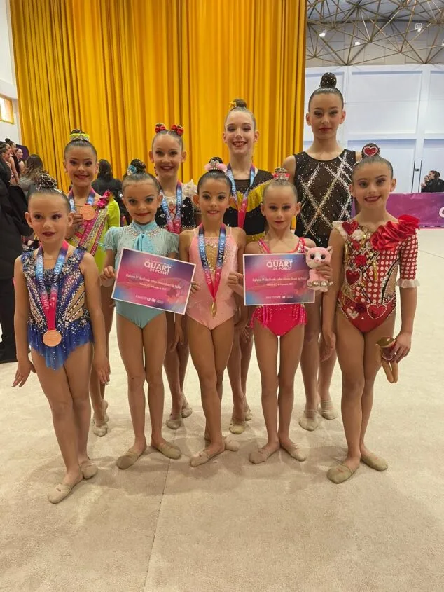 Las gimnastas de Calp consiguen el sexto puesto en la liga Iberdrola 1 Imagen: Gimnastas del Club Les Marines de Calp con las medallas y diplomas