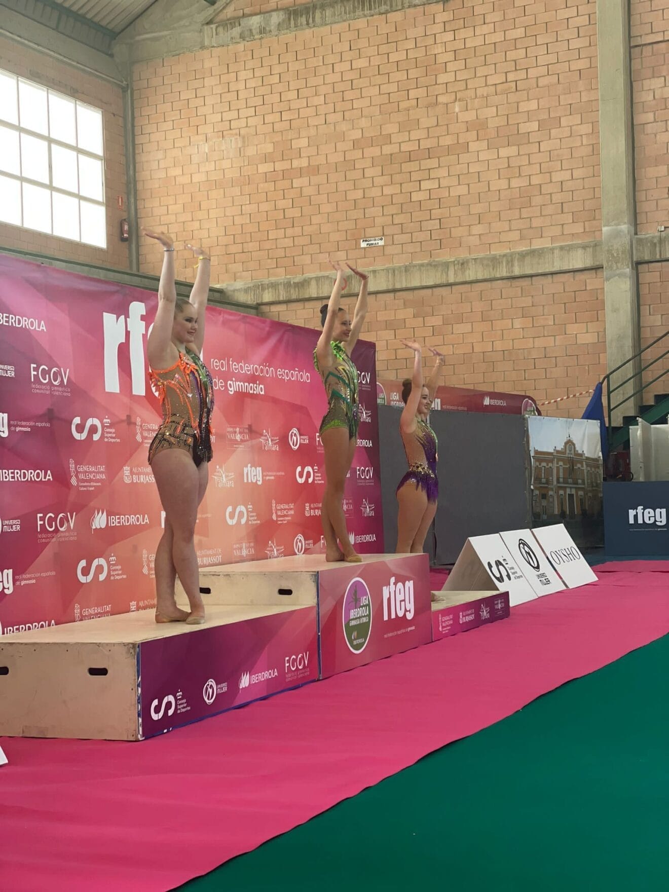 Gimnastas del Club Les Marines de Calp en el podio