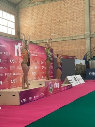 Gimnastas del Club Les Marines de Calp en el podio
