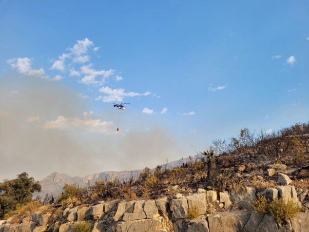 Imagen: Helicóptero de extinción del fuego en el incendio de agosto de 2022 deVall d'Ebo
