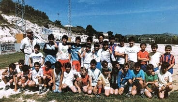 imagen de archivo de jugadores de futbol en benissa junto a salvador baidal