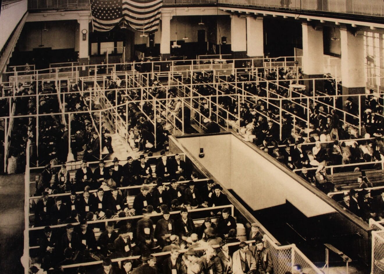 Inmigrantes esperando entrar en Nueva York