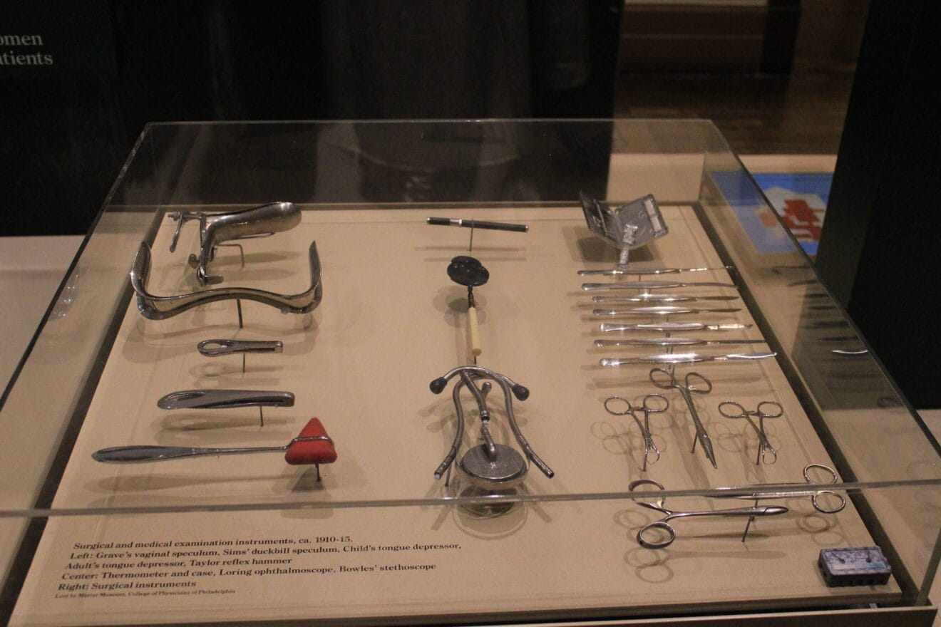 Instrumental médico para los chequeos expuesto actualmente en la Isla de Ellis